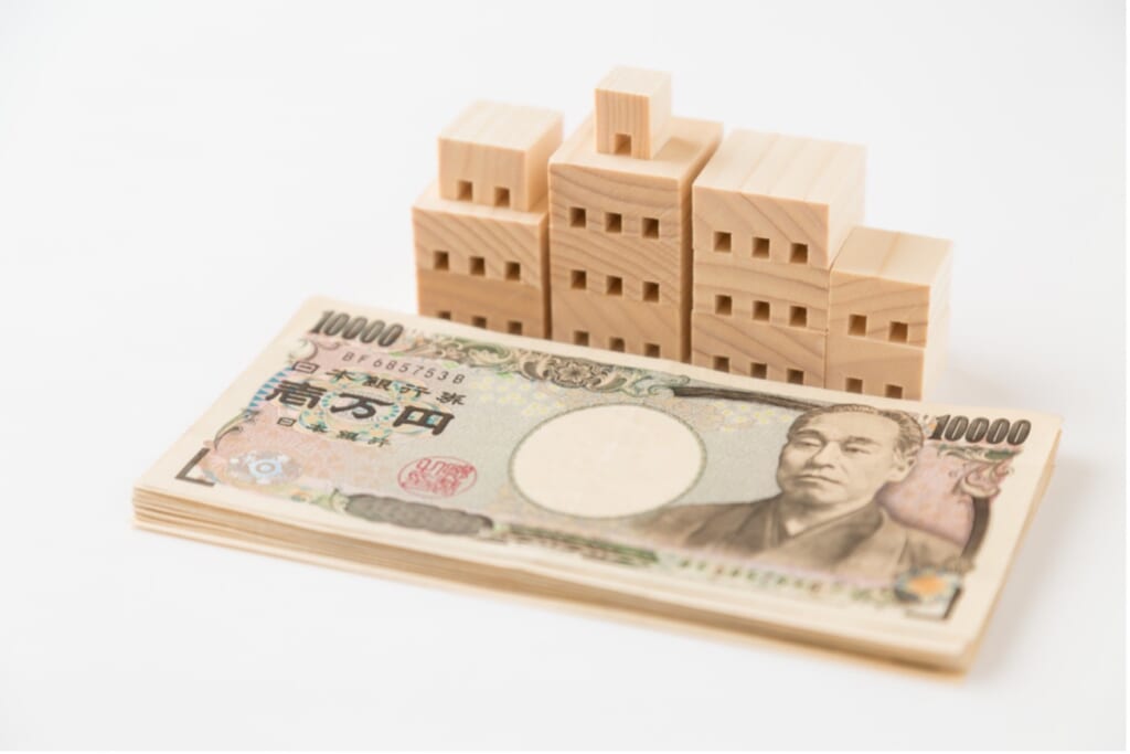 お金と小さな建物の模型